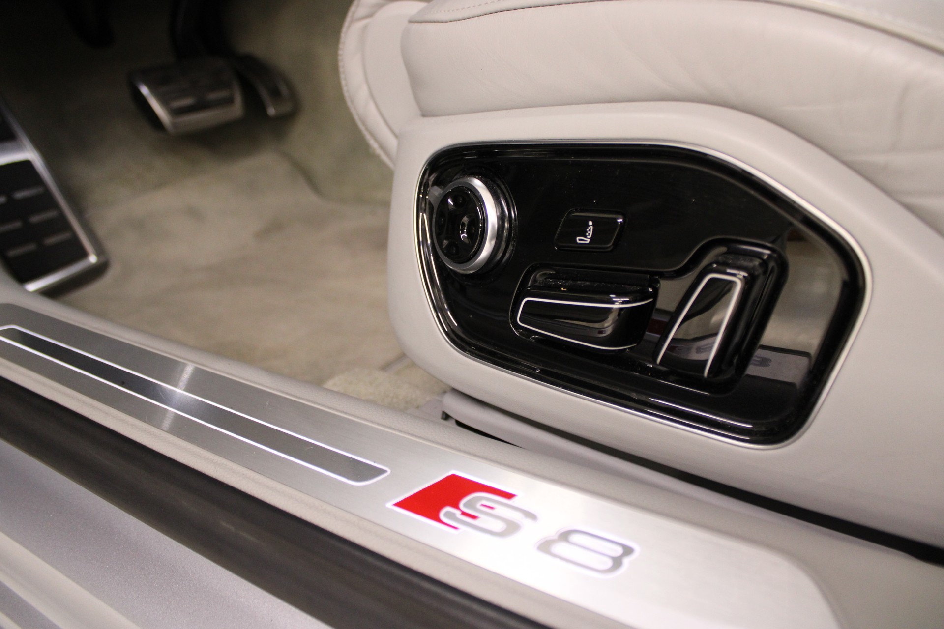 AUDI S8 4.0 TFSI V8 plus quattro tiptronic ABT-image-13