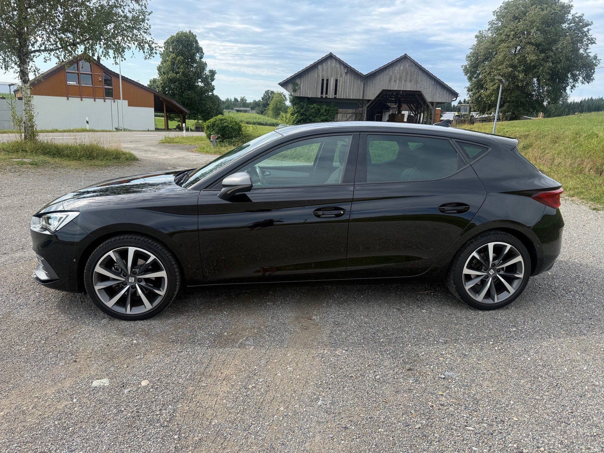 SEAT Leon 1.5 eTSI mHEV DSG FR-image-1
