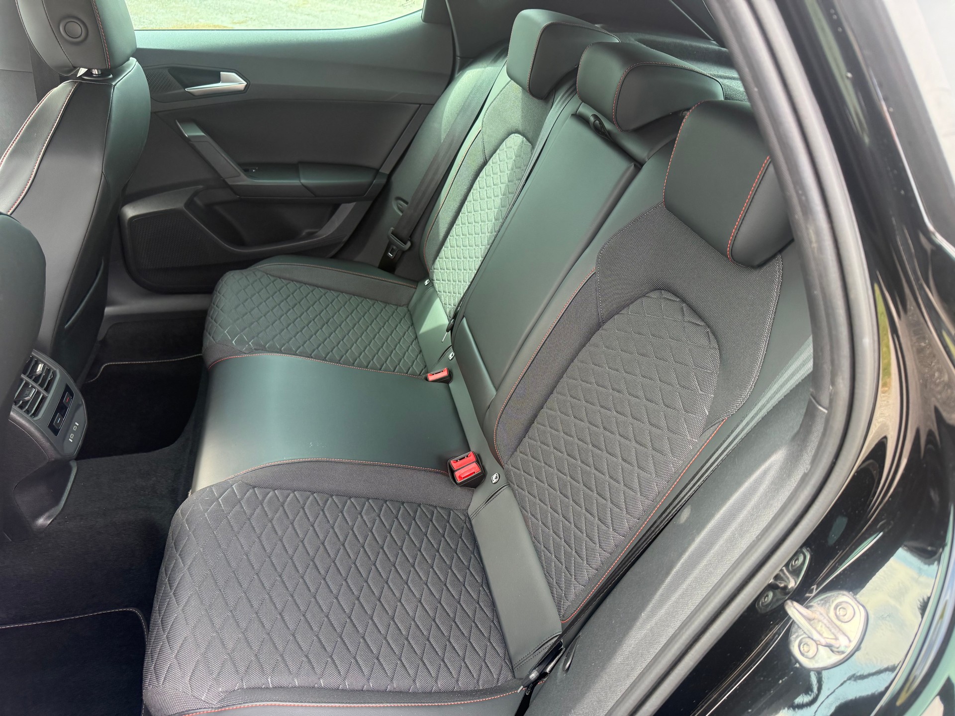 SEAT Leon 1.5 eTSI mHEV DSG FR-image-9