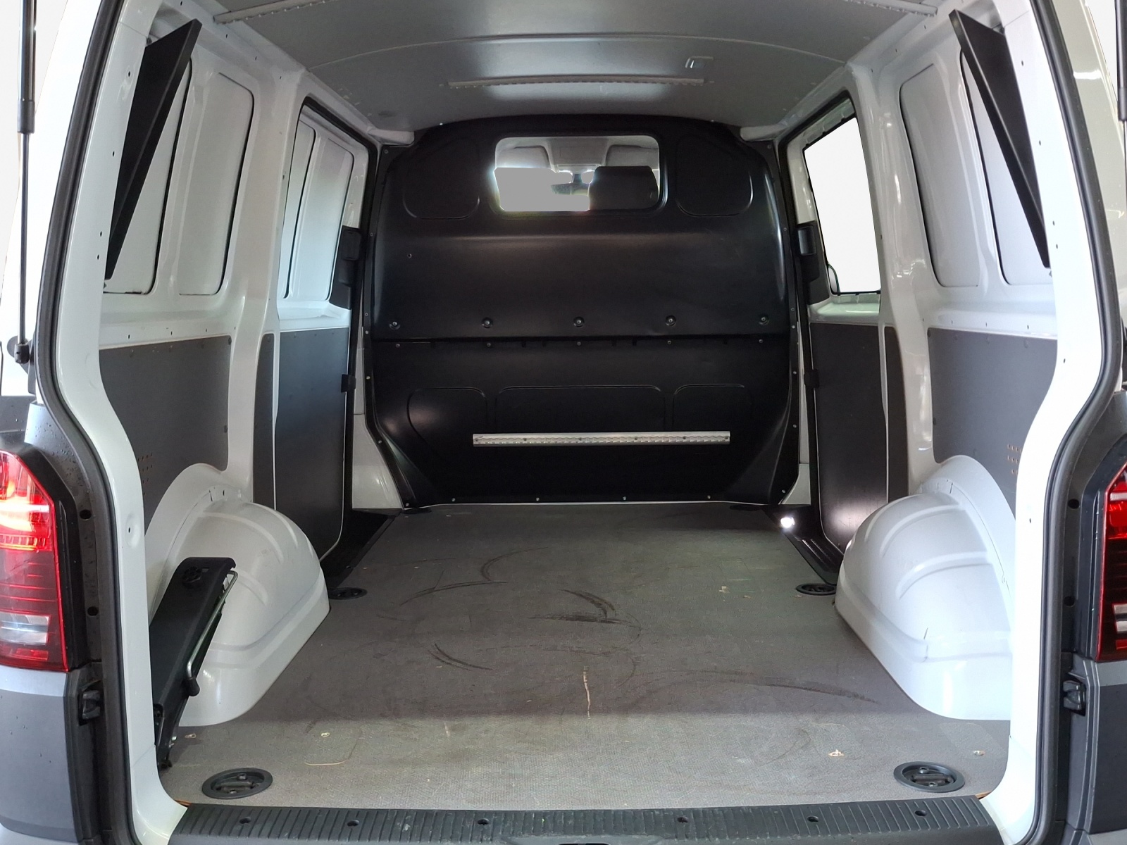 VW T6.1 2.0 TDI DSG-image-12