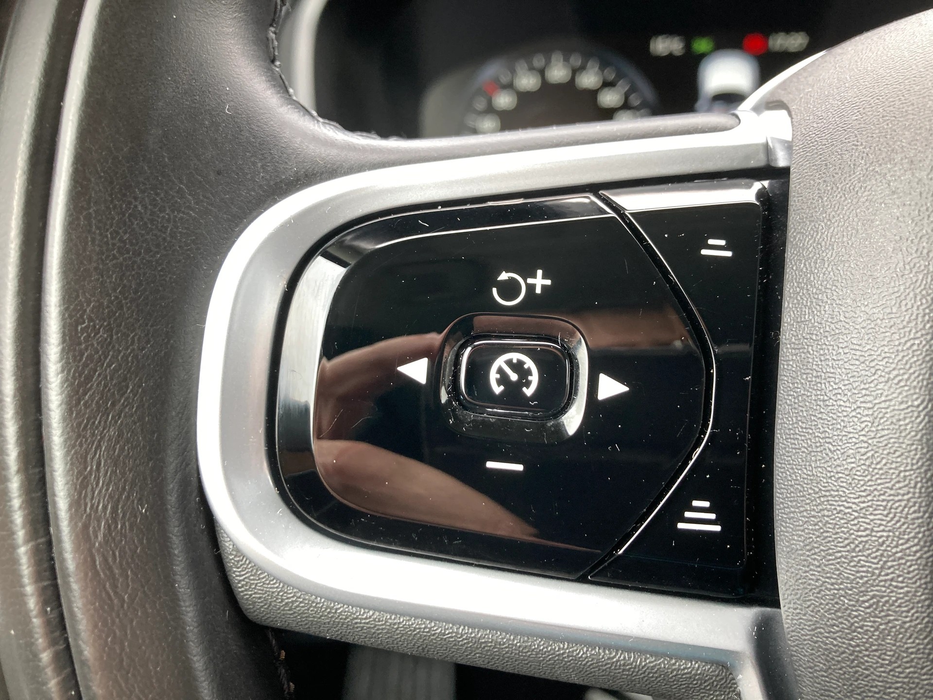 VOLVO XC90 B5 Benzin Mild Hybrid AWD Inscription Geartronic-image-12