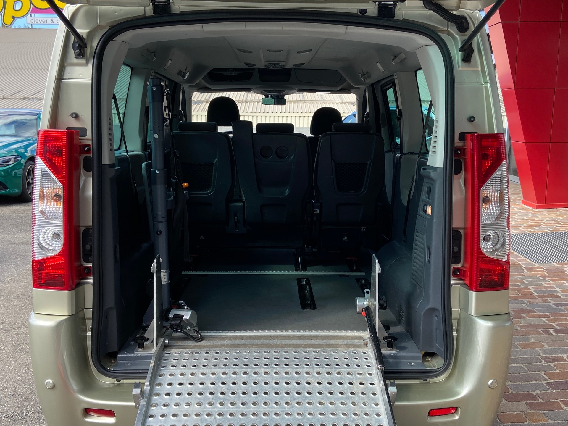 PEUGEOT Expert Tepee 2.0 HDi Rollstuhltransport-image-10