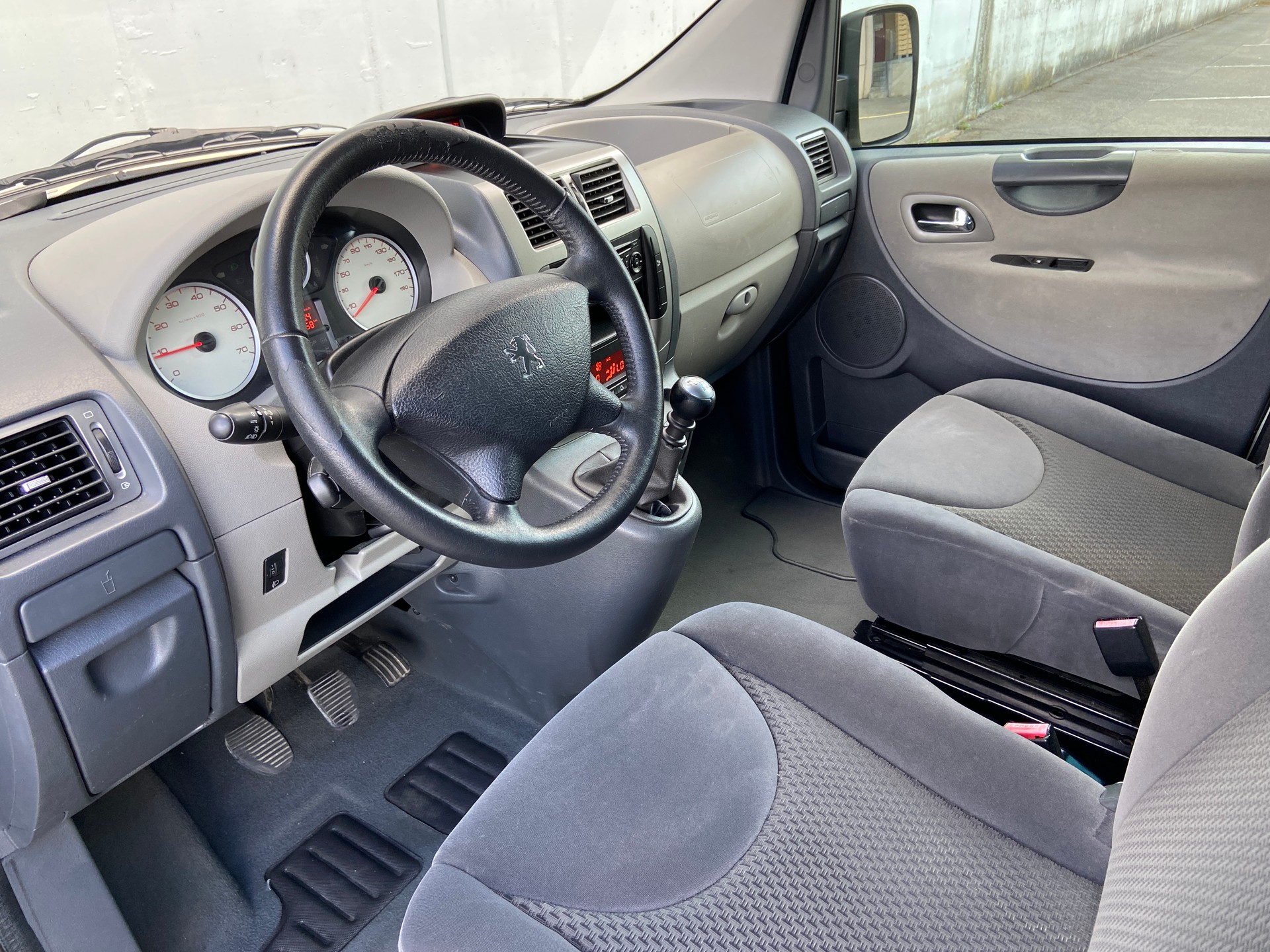 PEUGEOT Expert Tepee 2.0 HDi Rollstuhltransport-image-5