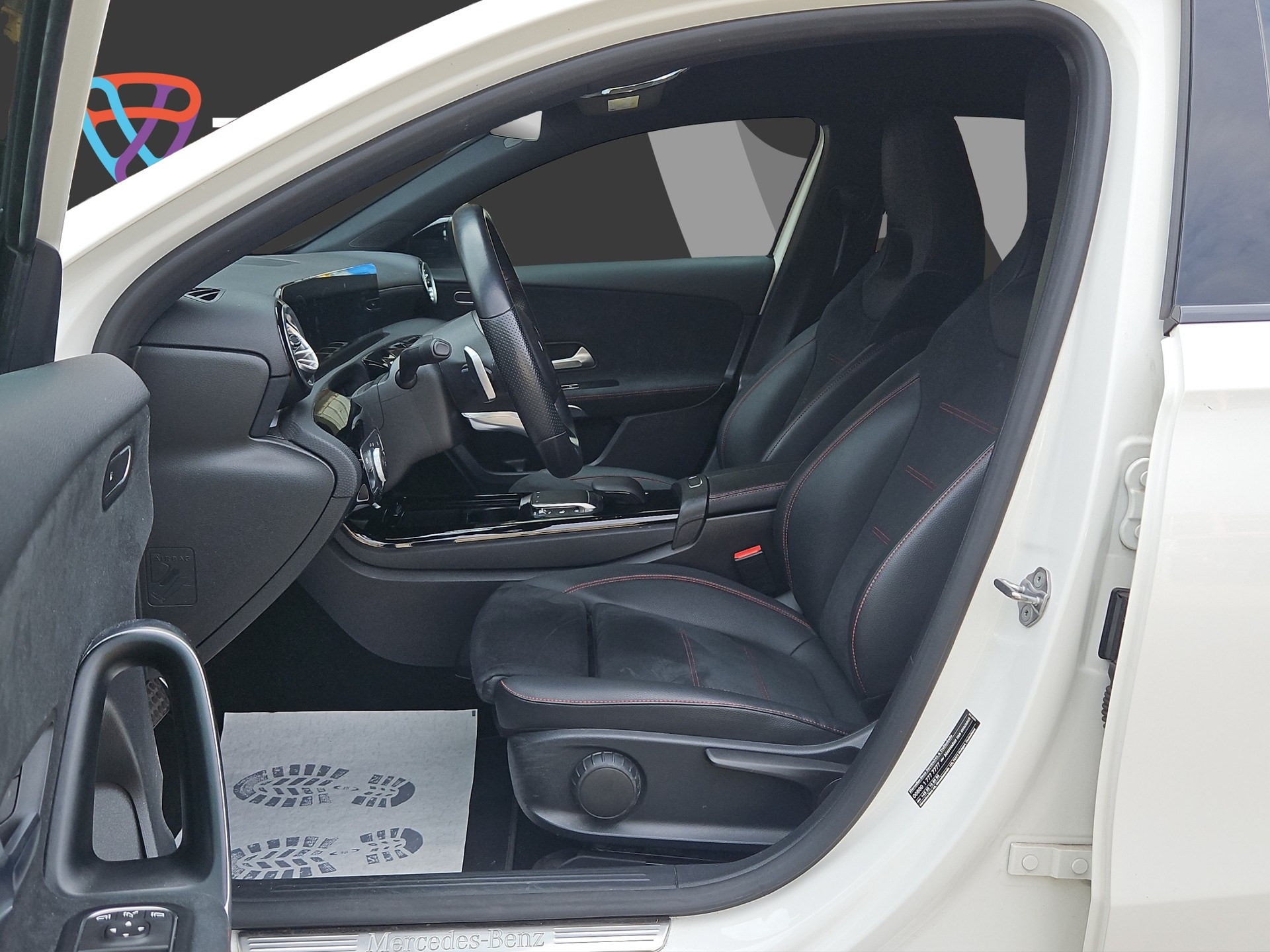 MERCEDES-BENZ A 200 d AMG Line 8G-DCT-image-12