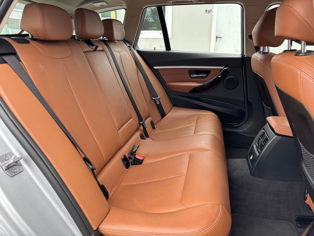 BMW 320i Touring Luxury Line Steptronic-image-14