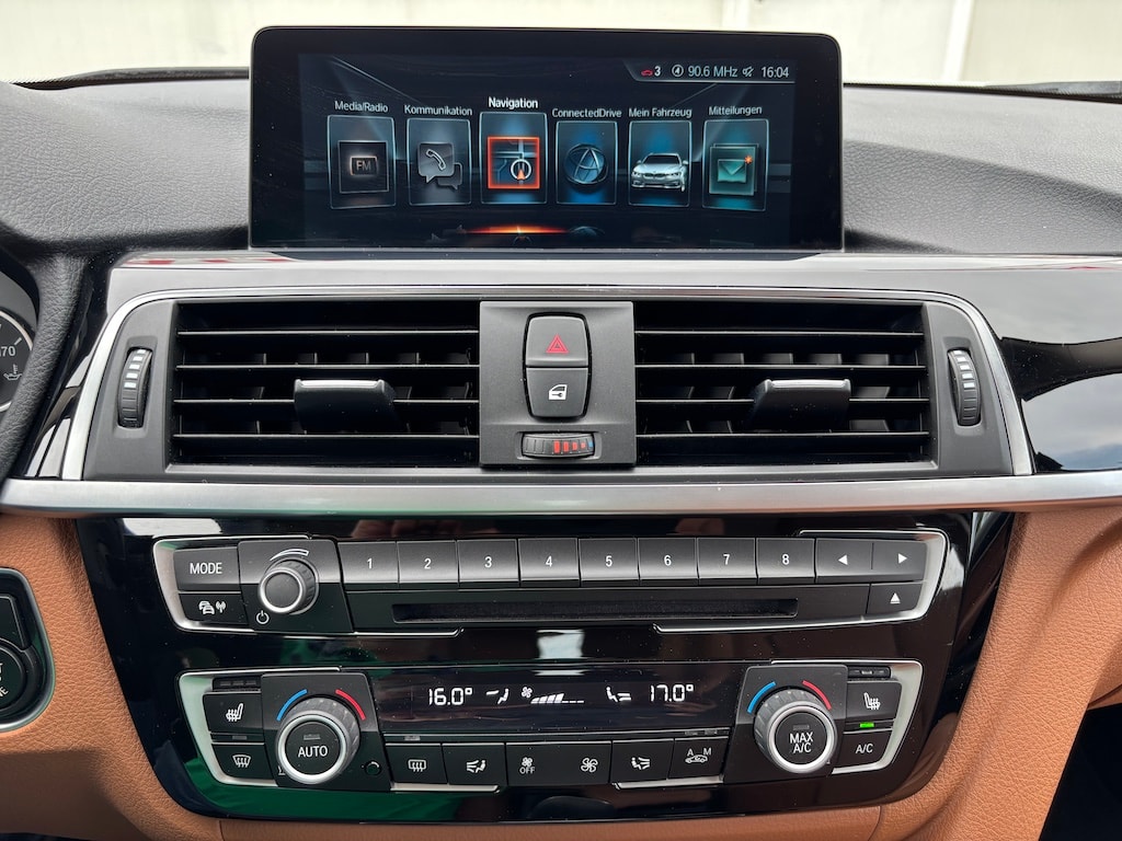 BMW 320i Touring Luxury Line Steptronic-image-11