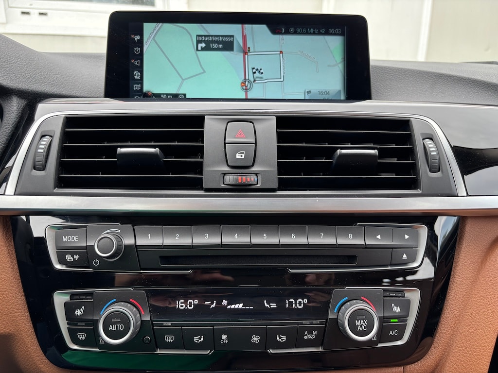 BMW 320i Touring Luxury Line Steptronic-image-10