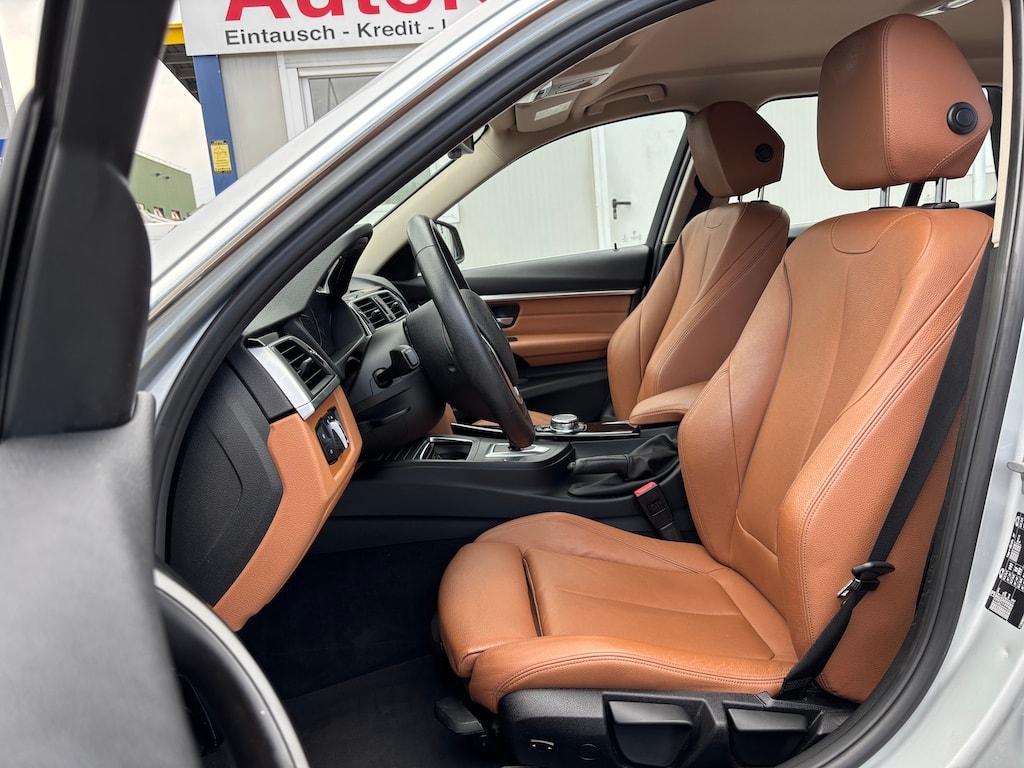 BMW 320i Touring Luxury Line Steptronic-image-6