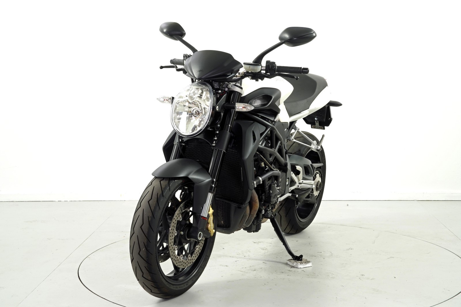 MV AGUSTA B4 920 Brutale-showroom-element-2