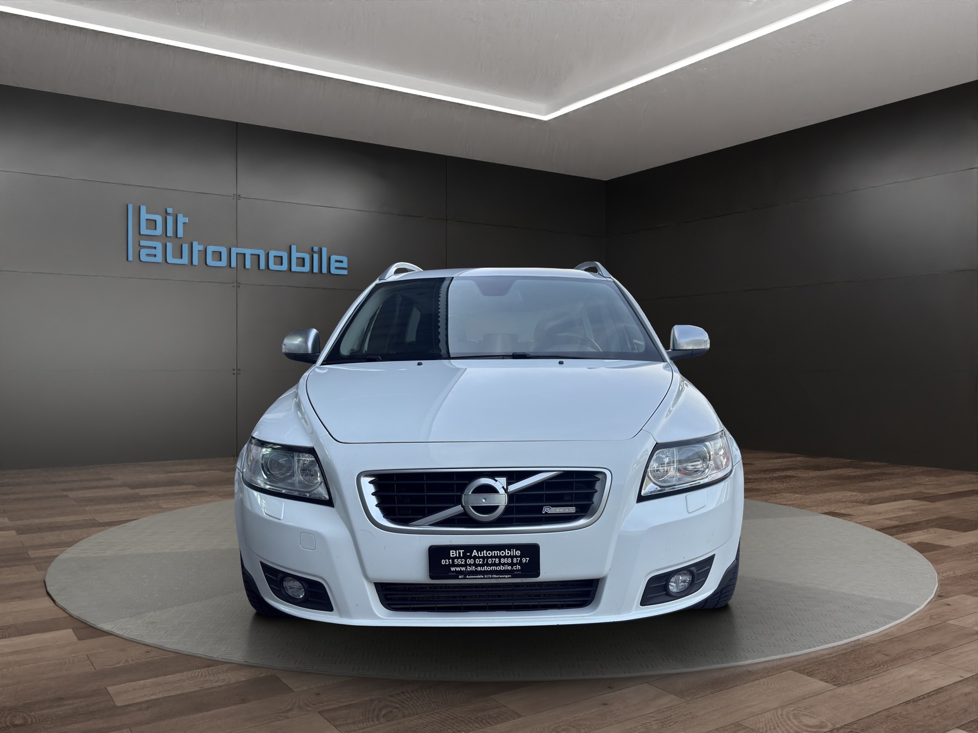 VOLVO V50 D4 R-Design-image-1