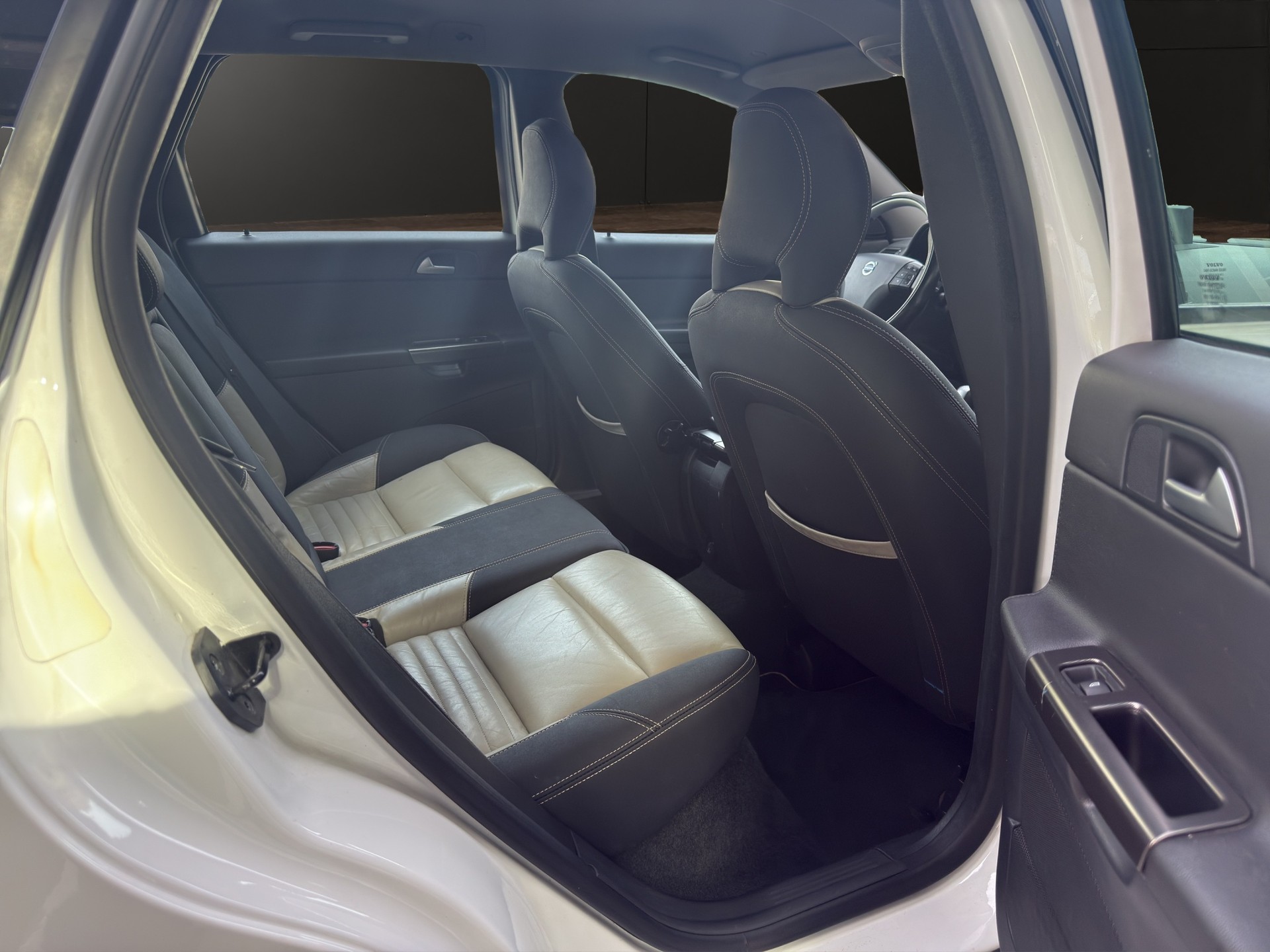 VOLVO V50 D4 R-Design-image-14