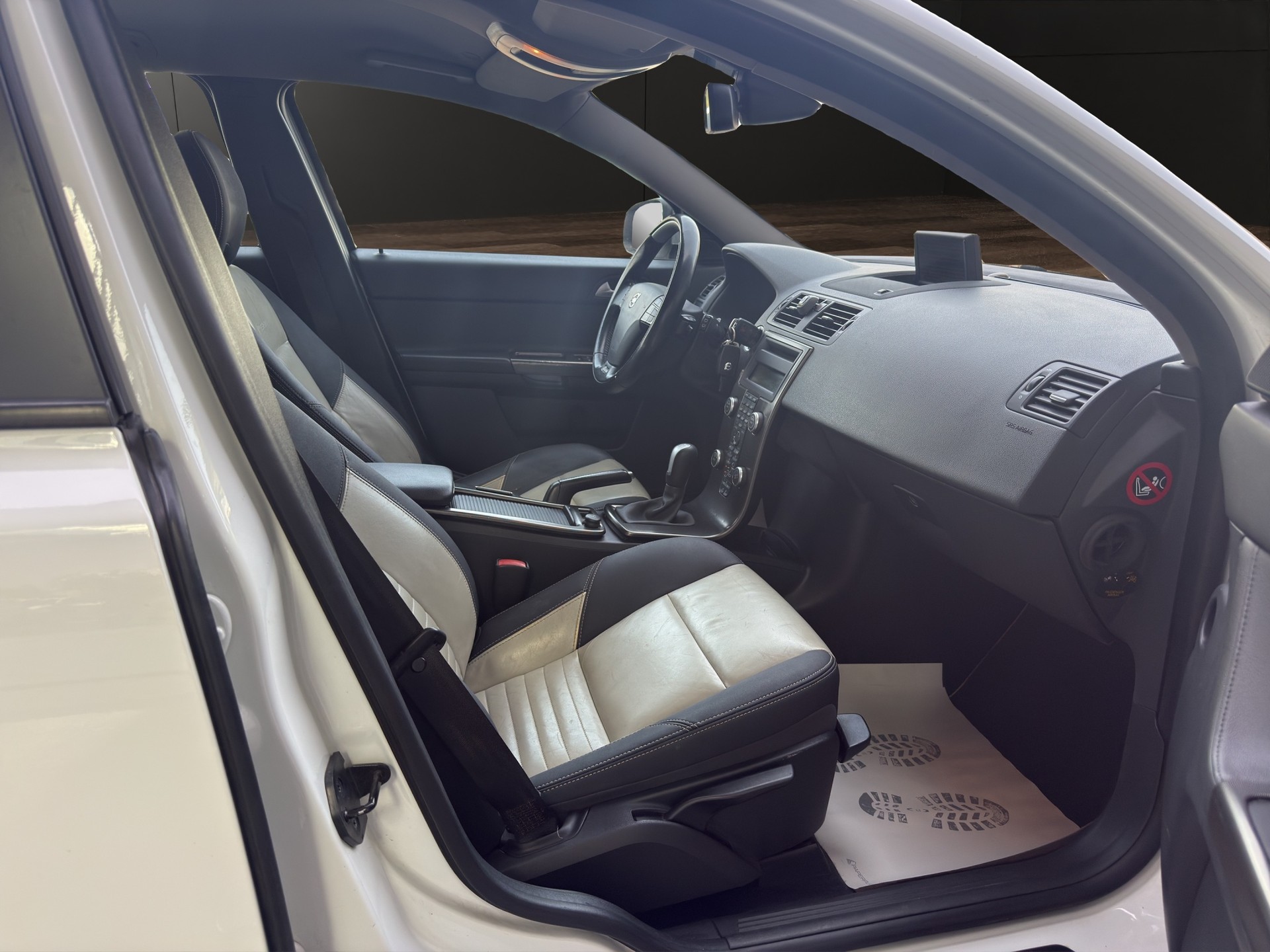 VOLVO V50 D4 R-Design-image-13