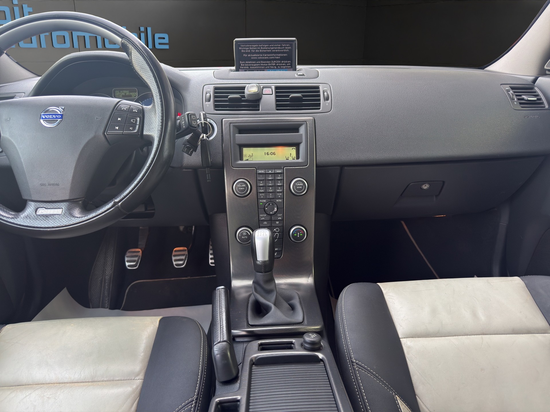 VOLVO V50 D4 R-Design-image-12
