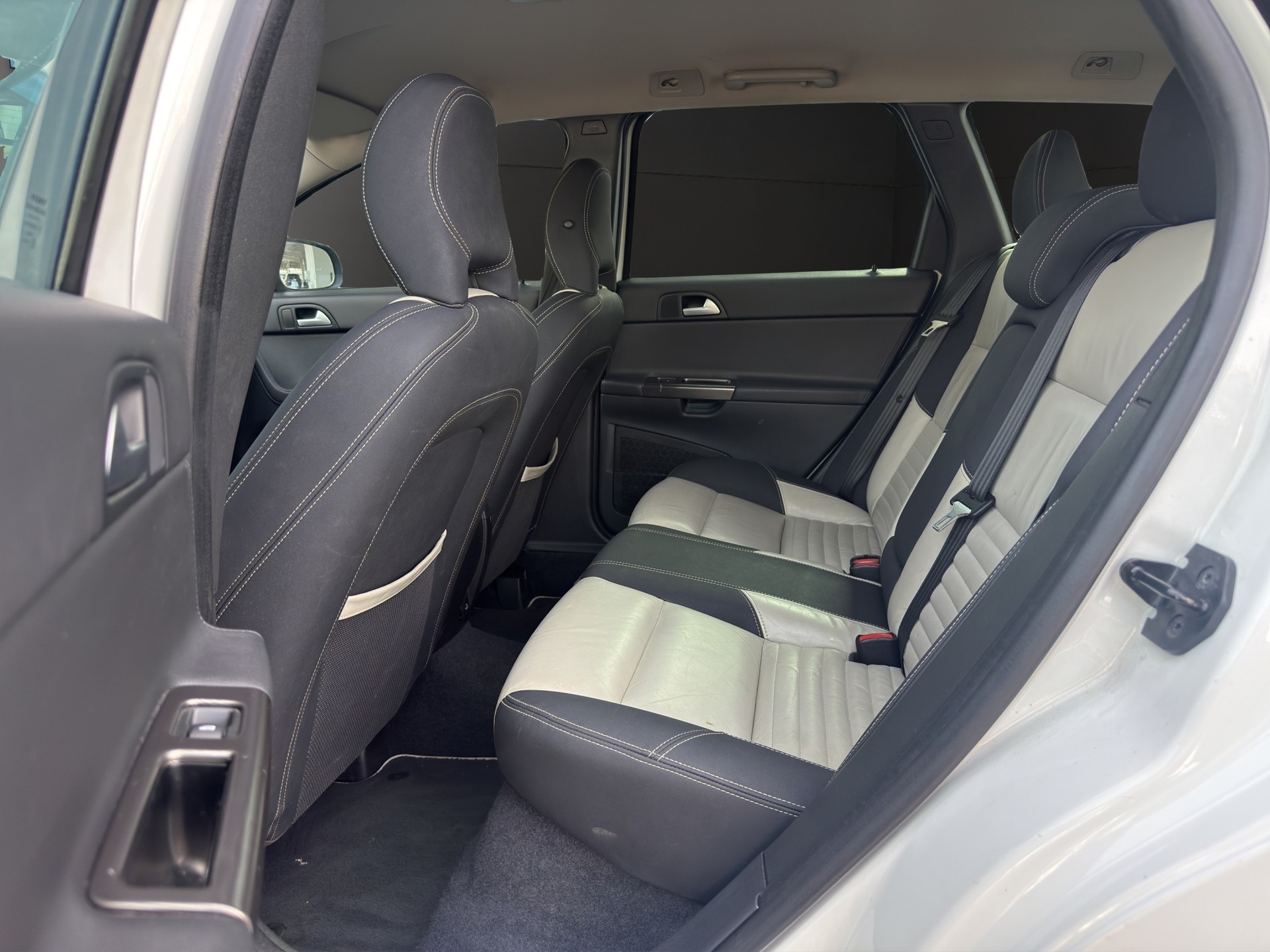 VOLVO V50 D4 R-Design-image-11