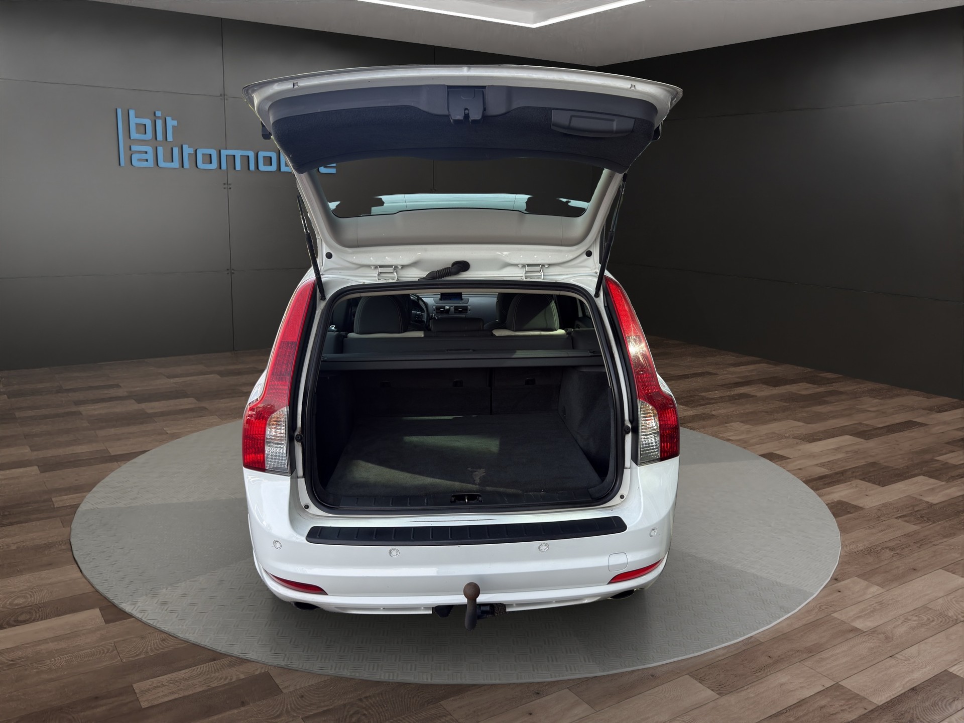 VOLVO V50 D4 R-Design-image-6