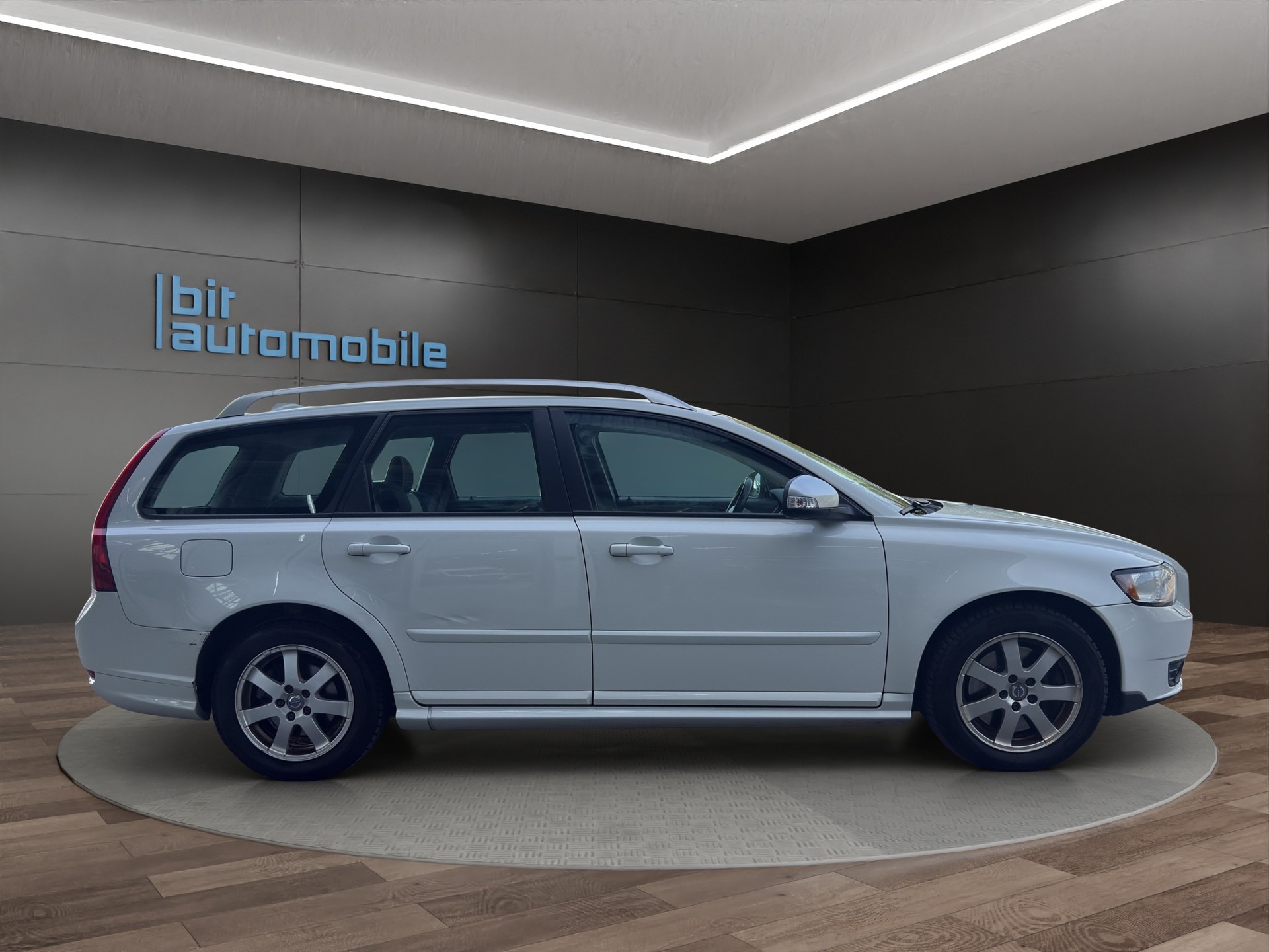 VOLVO V50 D4 R-Design-image-8