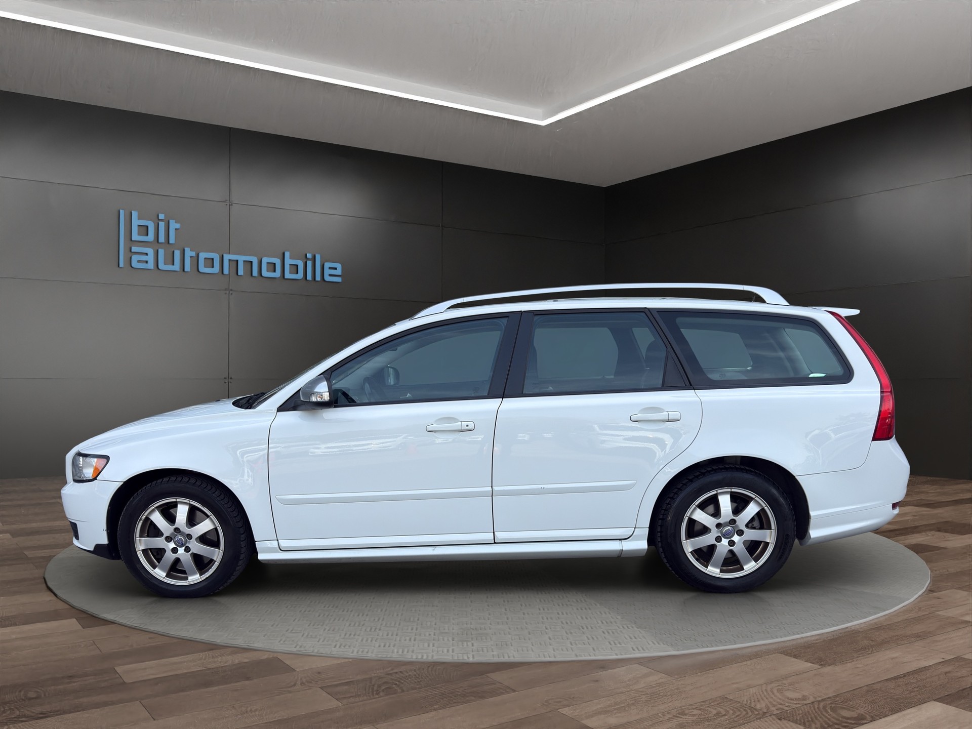 VOLVO V50 D4 R-Design-image-2