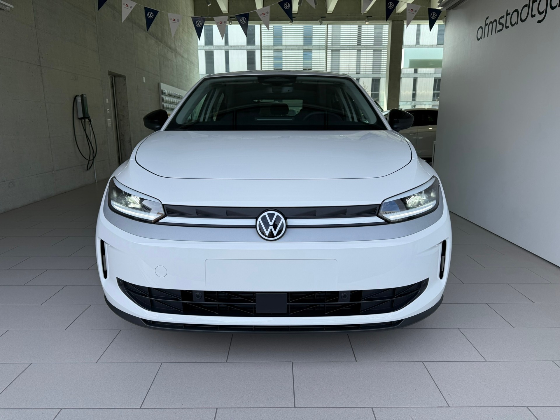 VW ID.Polo 52 kWh Life Edition One-showroom-element-1