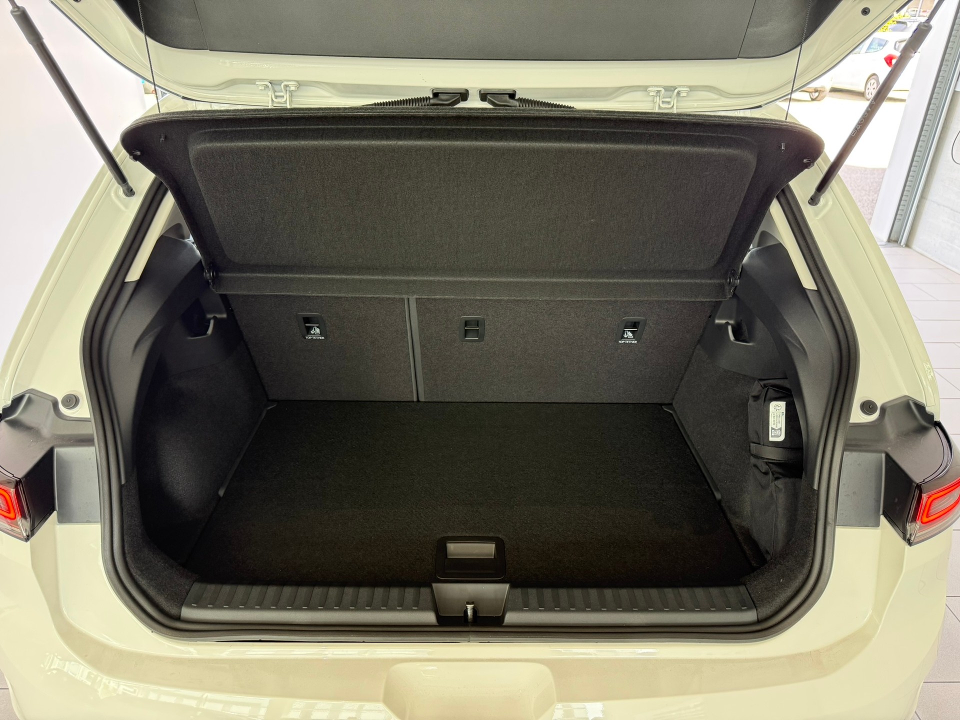 VW ID.Polo 52 kWh Life Edition One-image-6