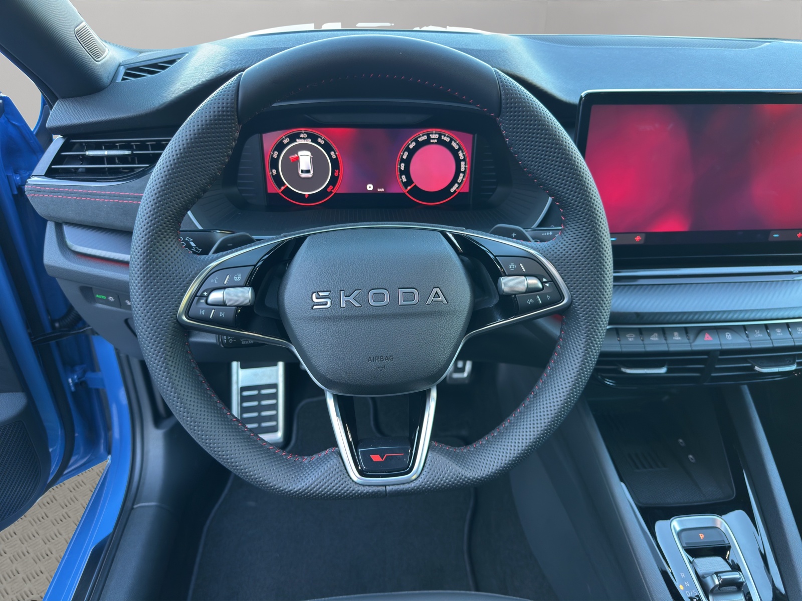 SKODA Octavia Combi 2.0 TSI DSG RS 30 Years Edition-image-10