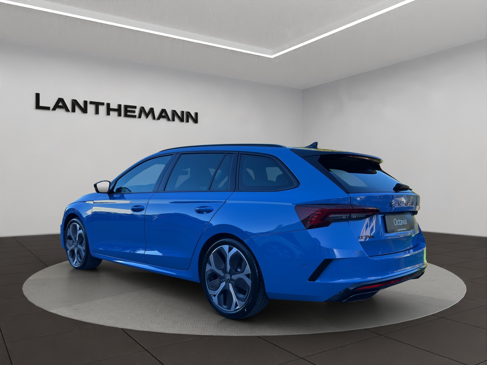 SKODA Octavia Combi 2.0 TSI DSG RS 30 Years Edition-image-2