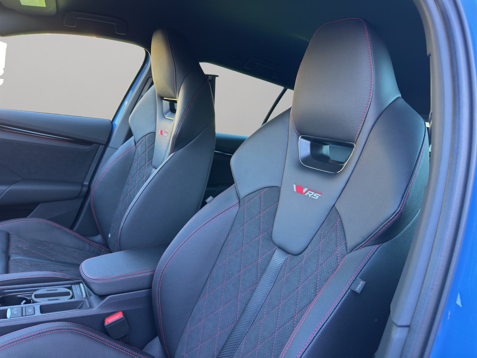 SKODA Octavia Combi 2.0 TSI DSG RS 30 Years Edition-image-13
