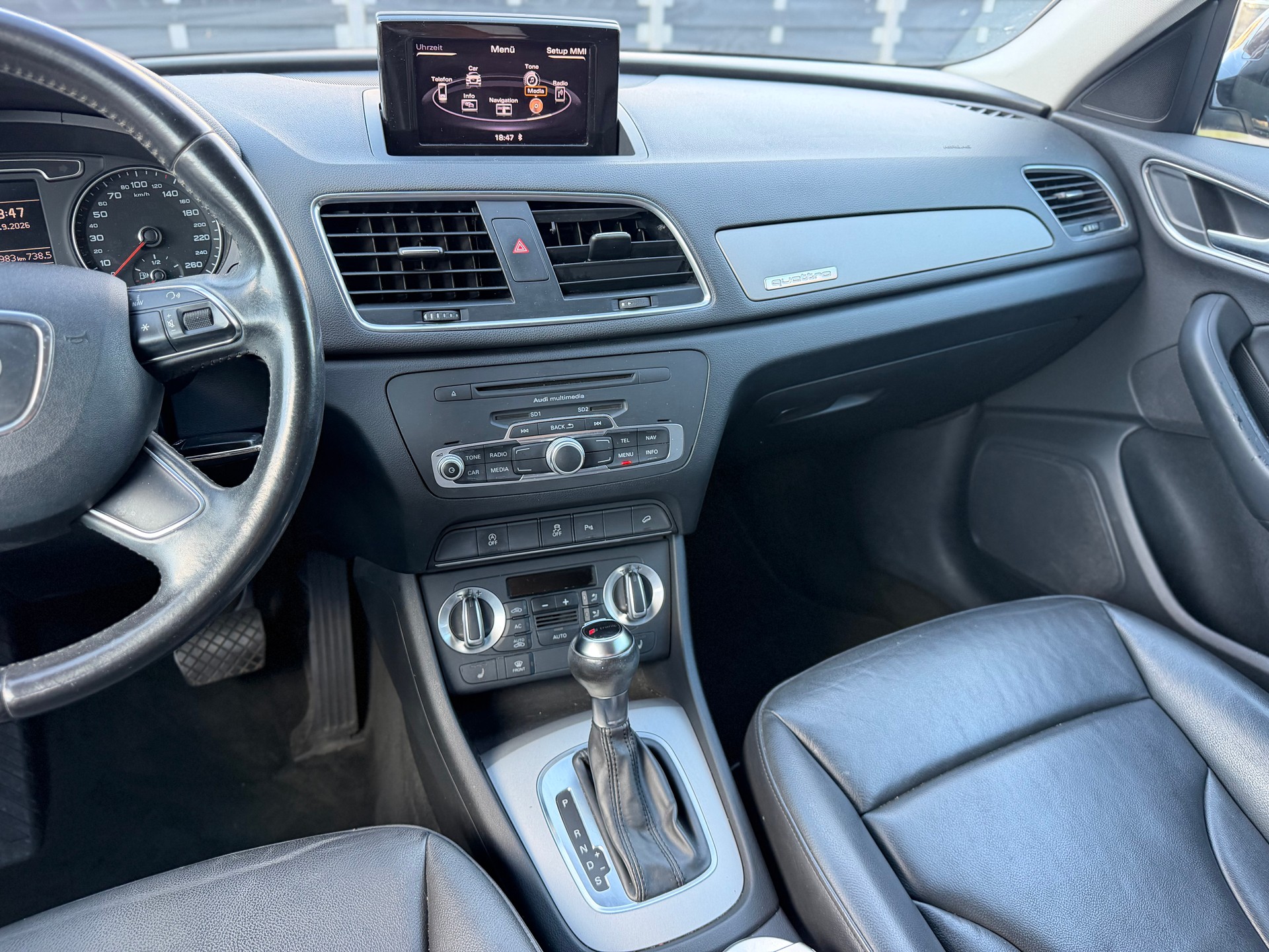 AUDI Q3 2.0 TFSI S-Line quattro S-tronic-image-8