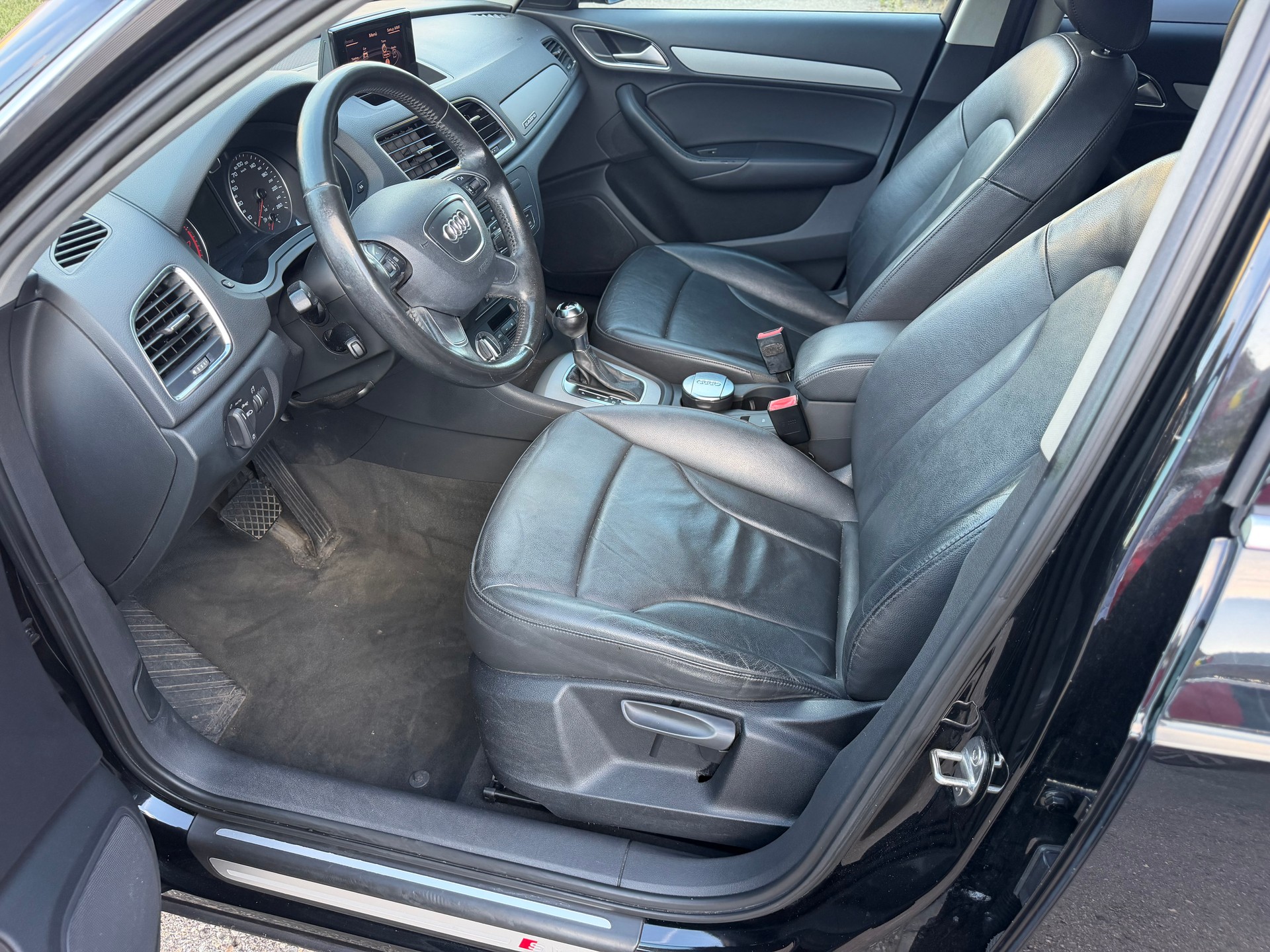 AUDI Q3 2.0 TFSI S-Line quattro S-tronic-image-9