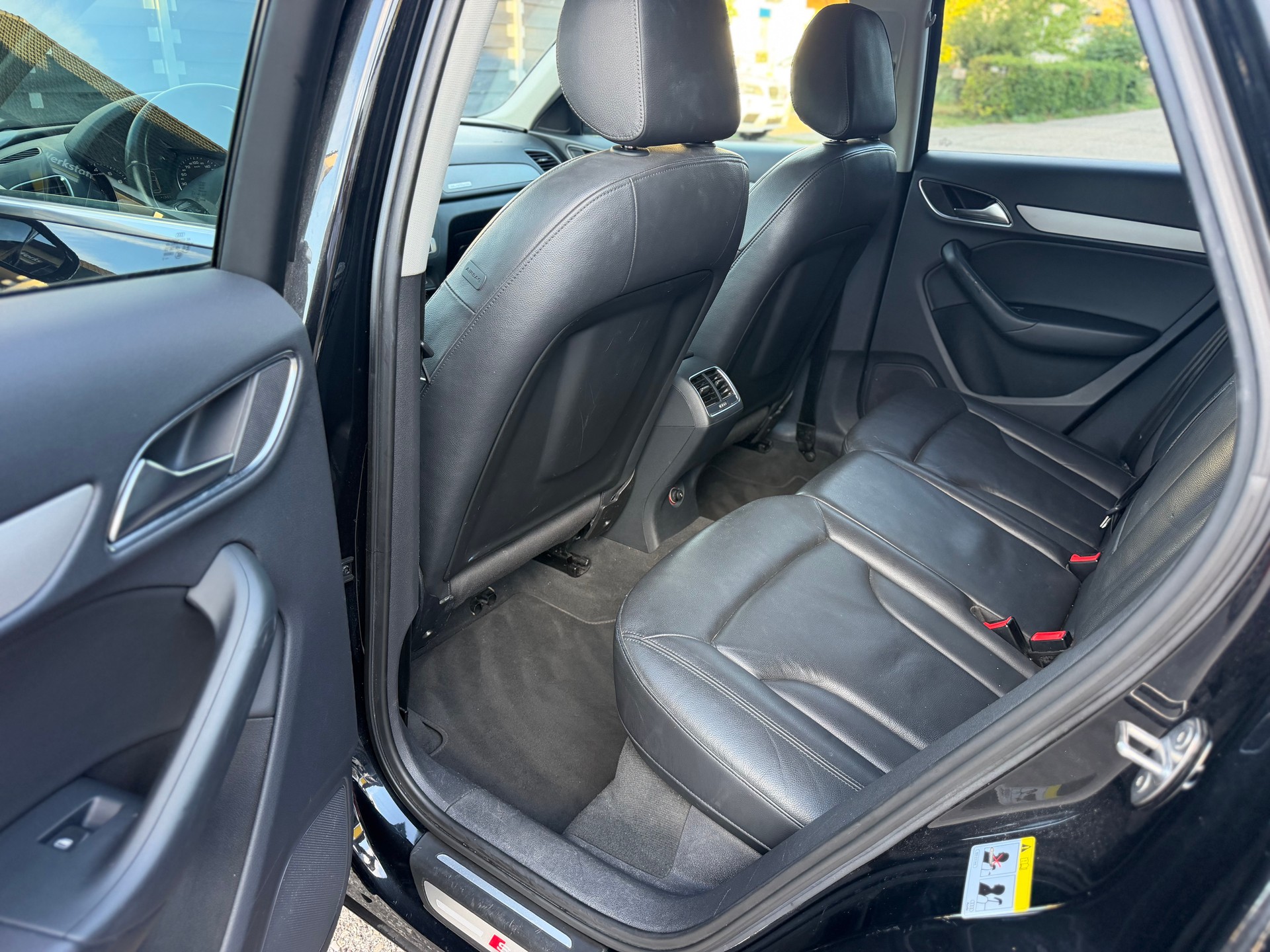 AUDI Q3 2.0 TFSI S-Line quattro S-tronic-image-11