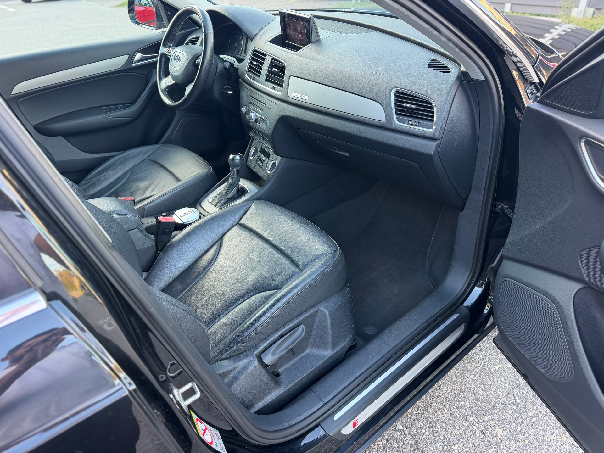 AUDI Q3 2.0 TFSI S-Line quattro S-tronic-image-10