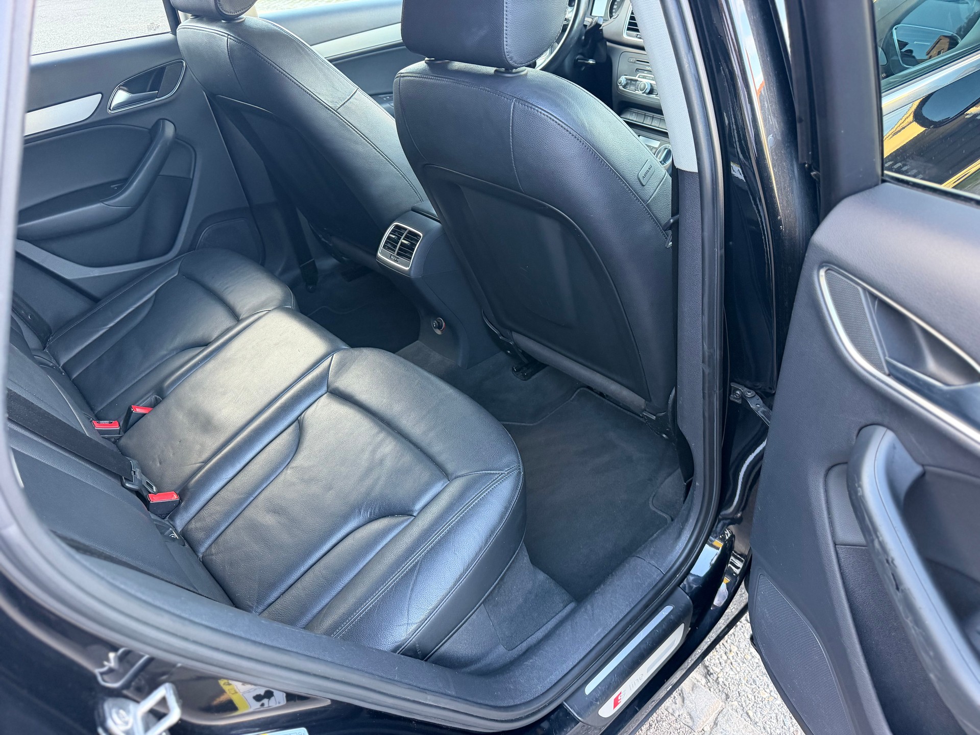 AUDI Q3 2.0 TFSI S-Line quattro S-tronic-image-12