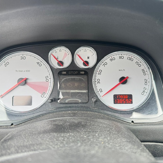 PEUGEOT 307 CC 2.0 HDI Platinum Edition-image-6