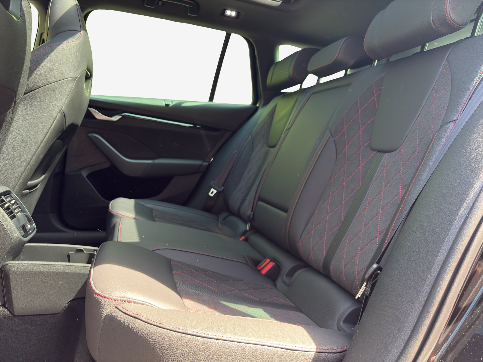 SKODA Octavia Combi 2.0 TSI DSG RS-image-11