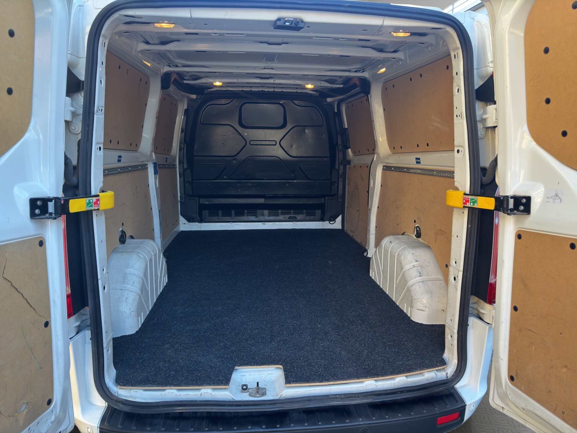 FORD Transit Custom Van 300 L2H1 Trend A-image-10