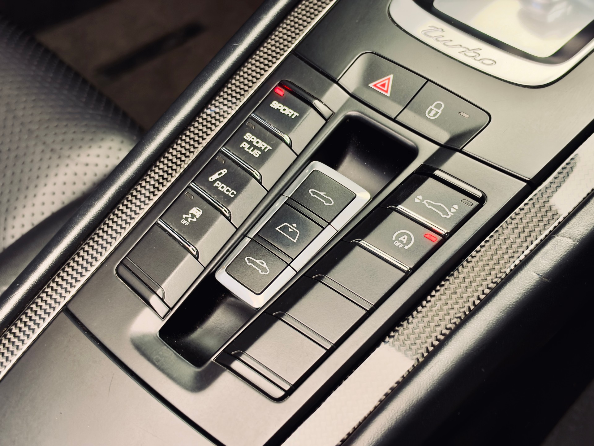 PORSCHE 911 Turbo S Cabrio PDK-image-19