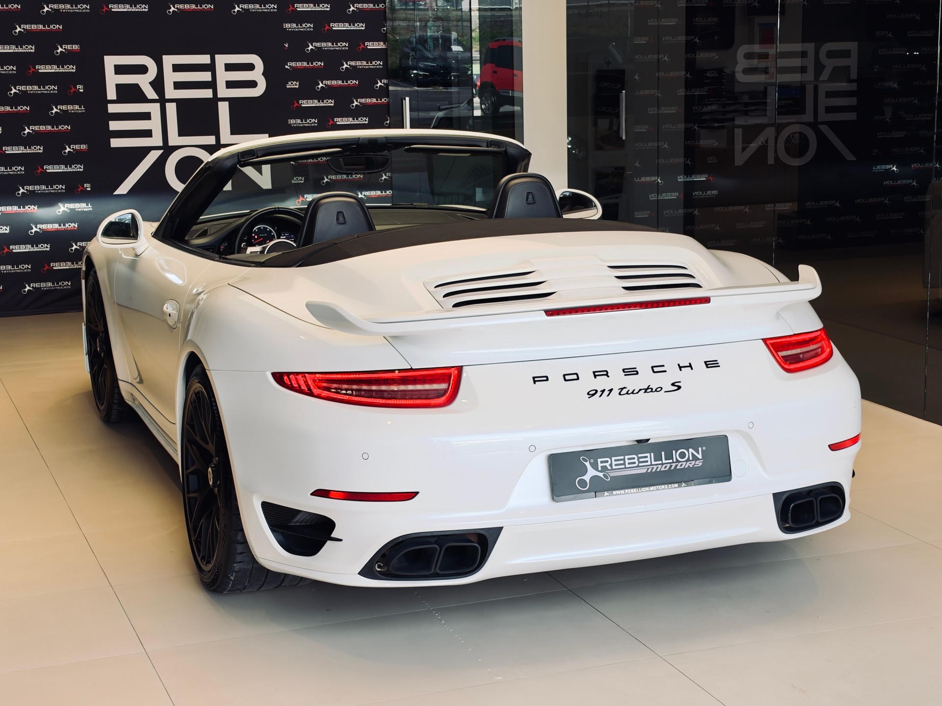 PORSCHE 911 Turbo S Cabrio PDK-image-10
