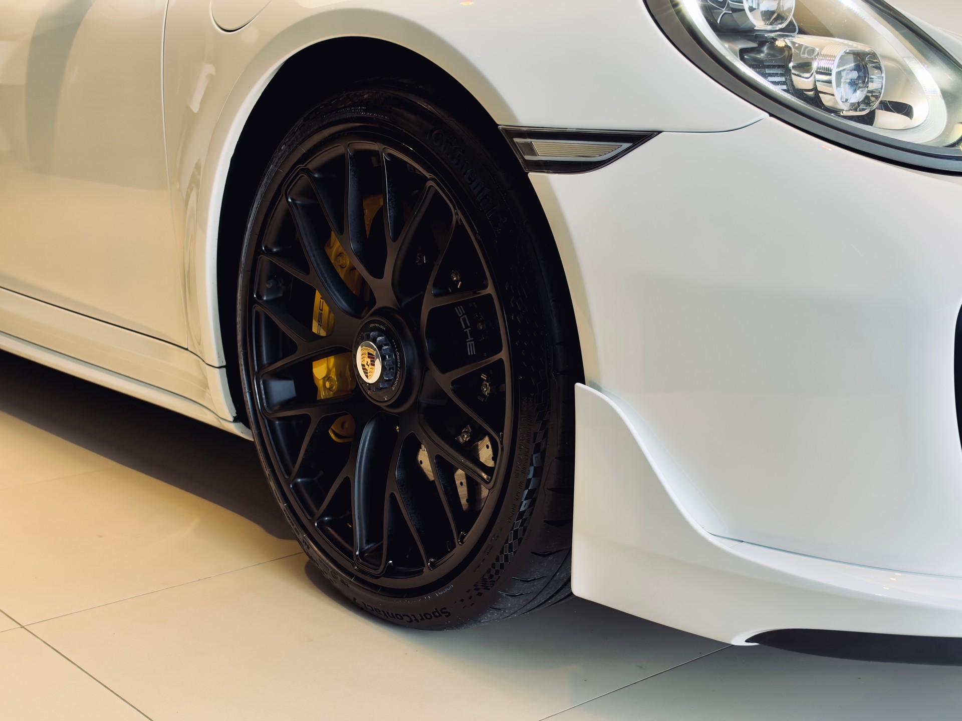 PORSCHE 911 Turbo S Cabrio PDK-image-5