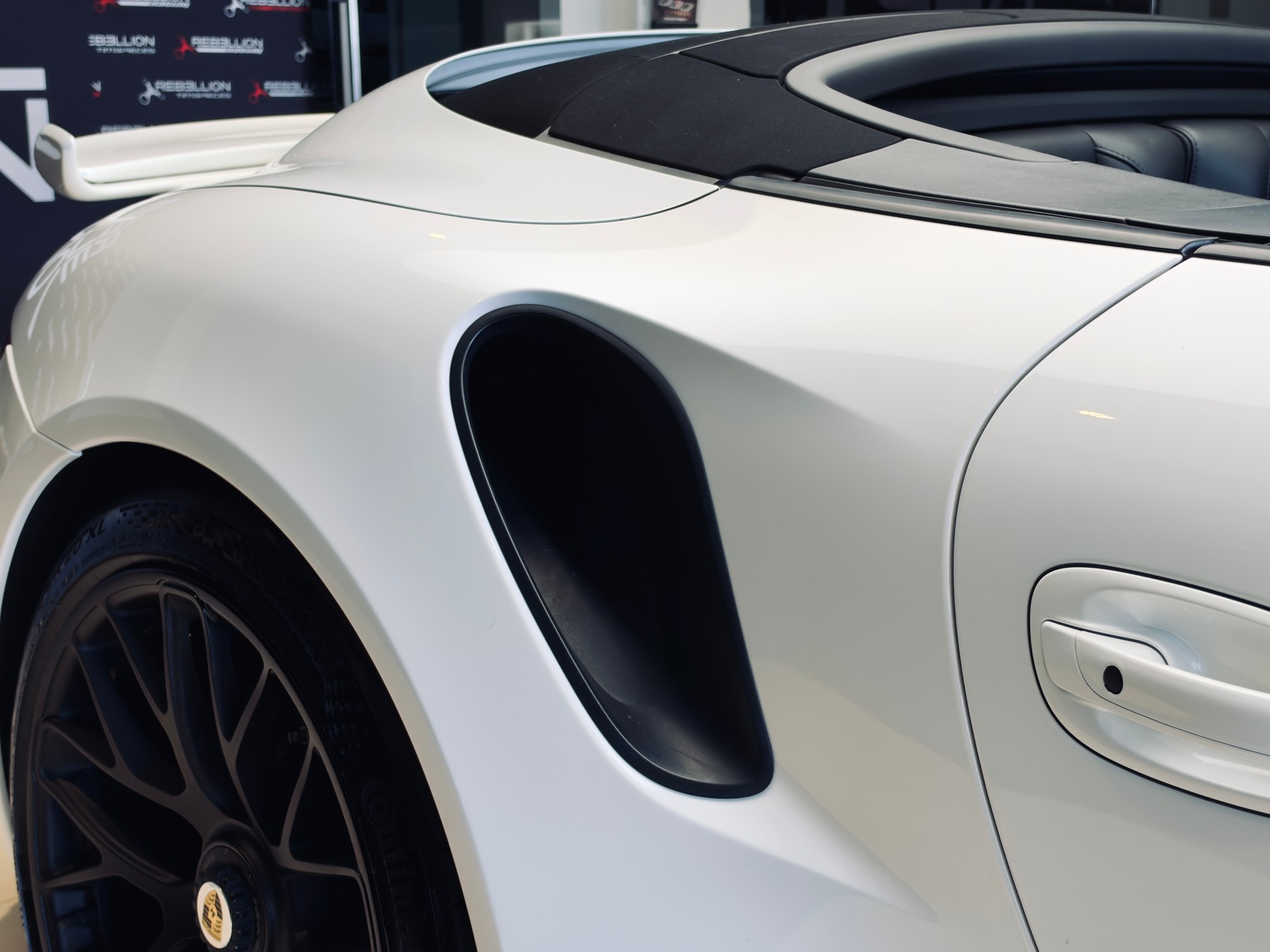 PORSCHE 911 Turbo S Cabrio PDK-image-6