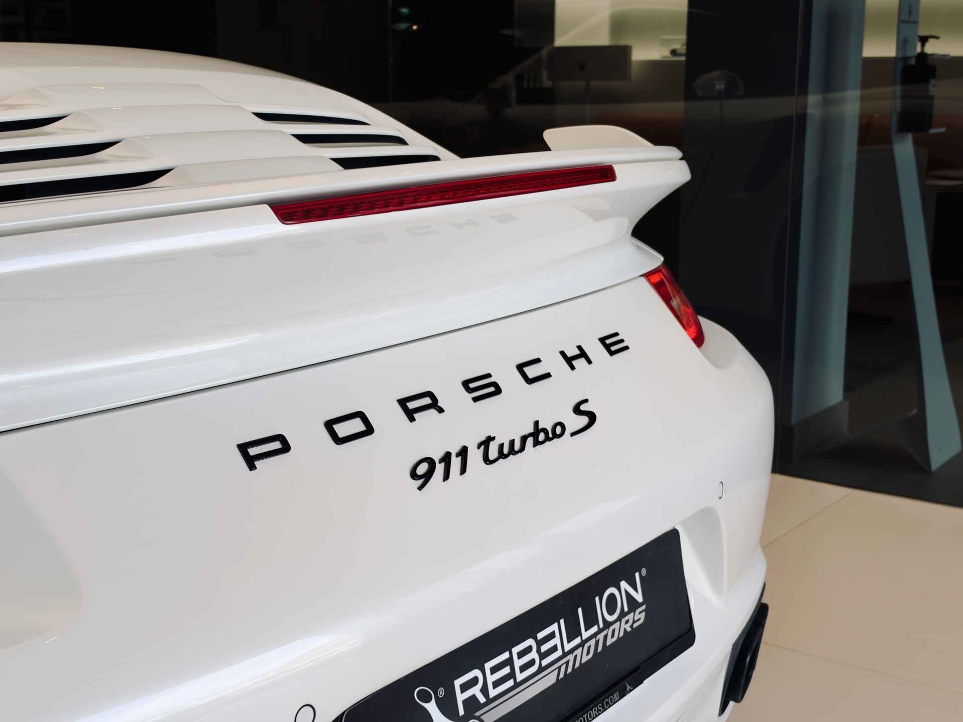 PORSCHE 911 Turbo S Cabrio PDK-image-13