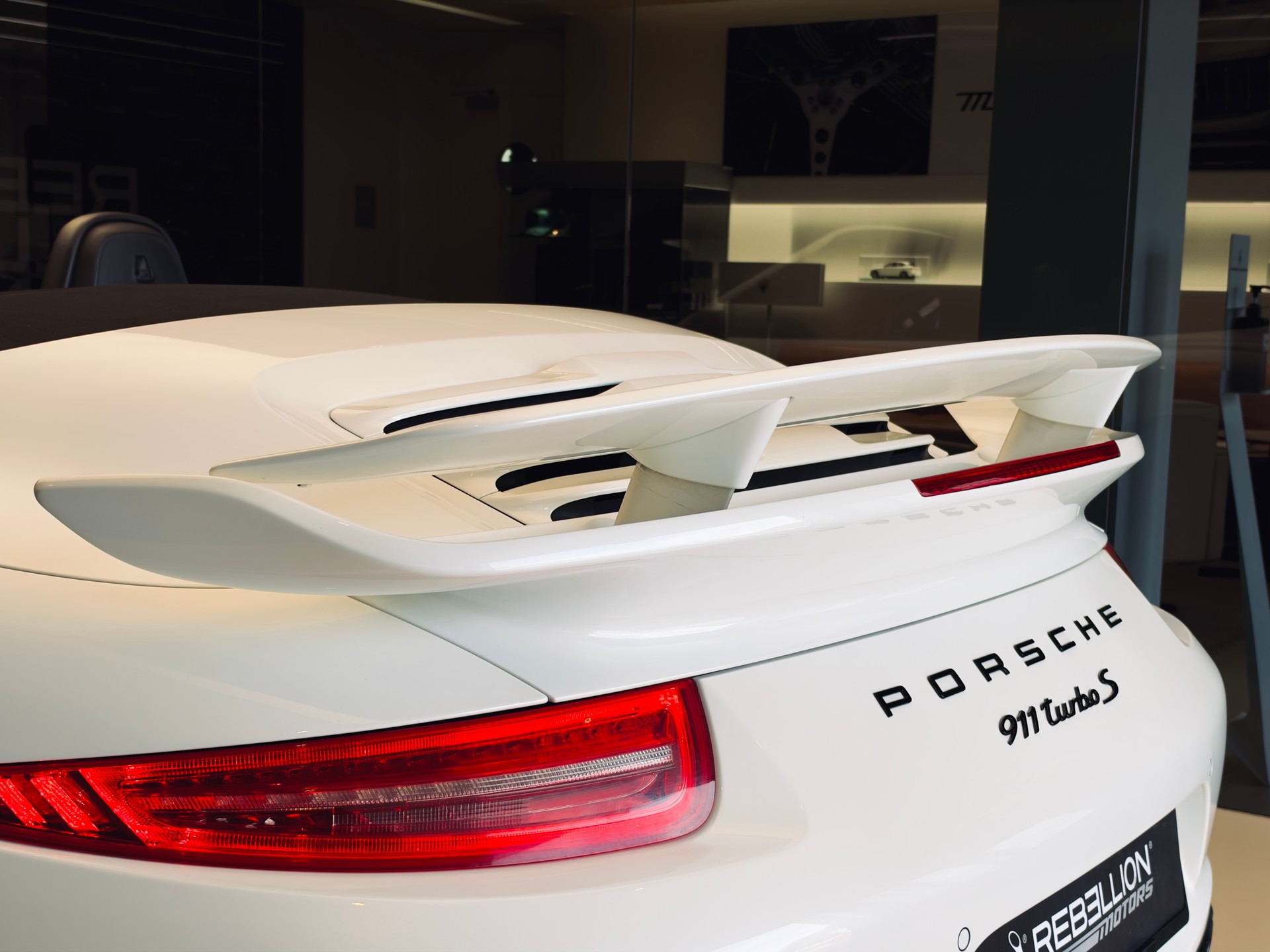 PORSCHE 911 Turbo S Cabrio PDK-image-14
