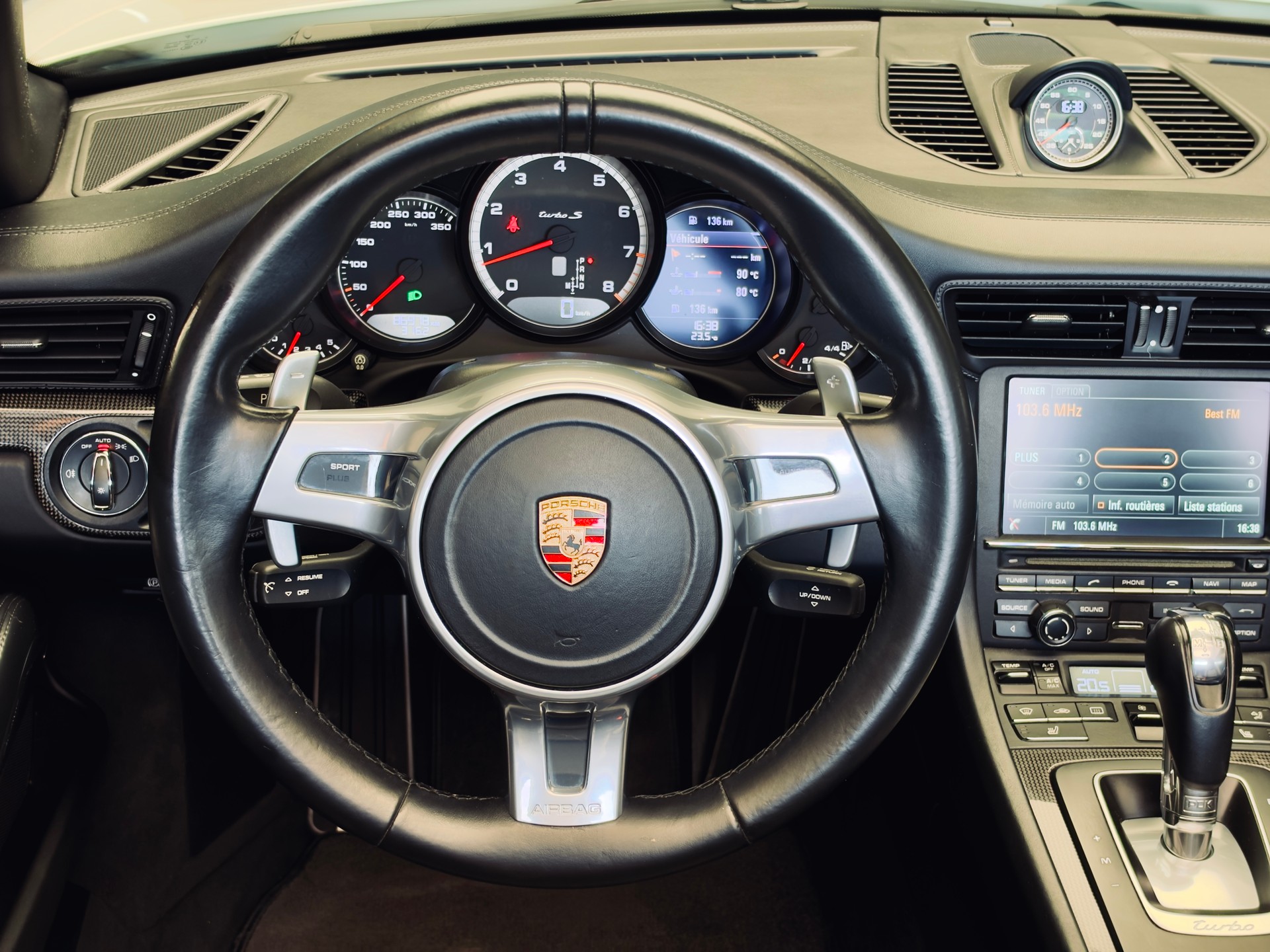 PORSCHE 911 Turbo S Cabrio PDK-image-17