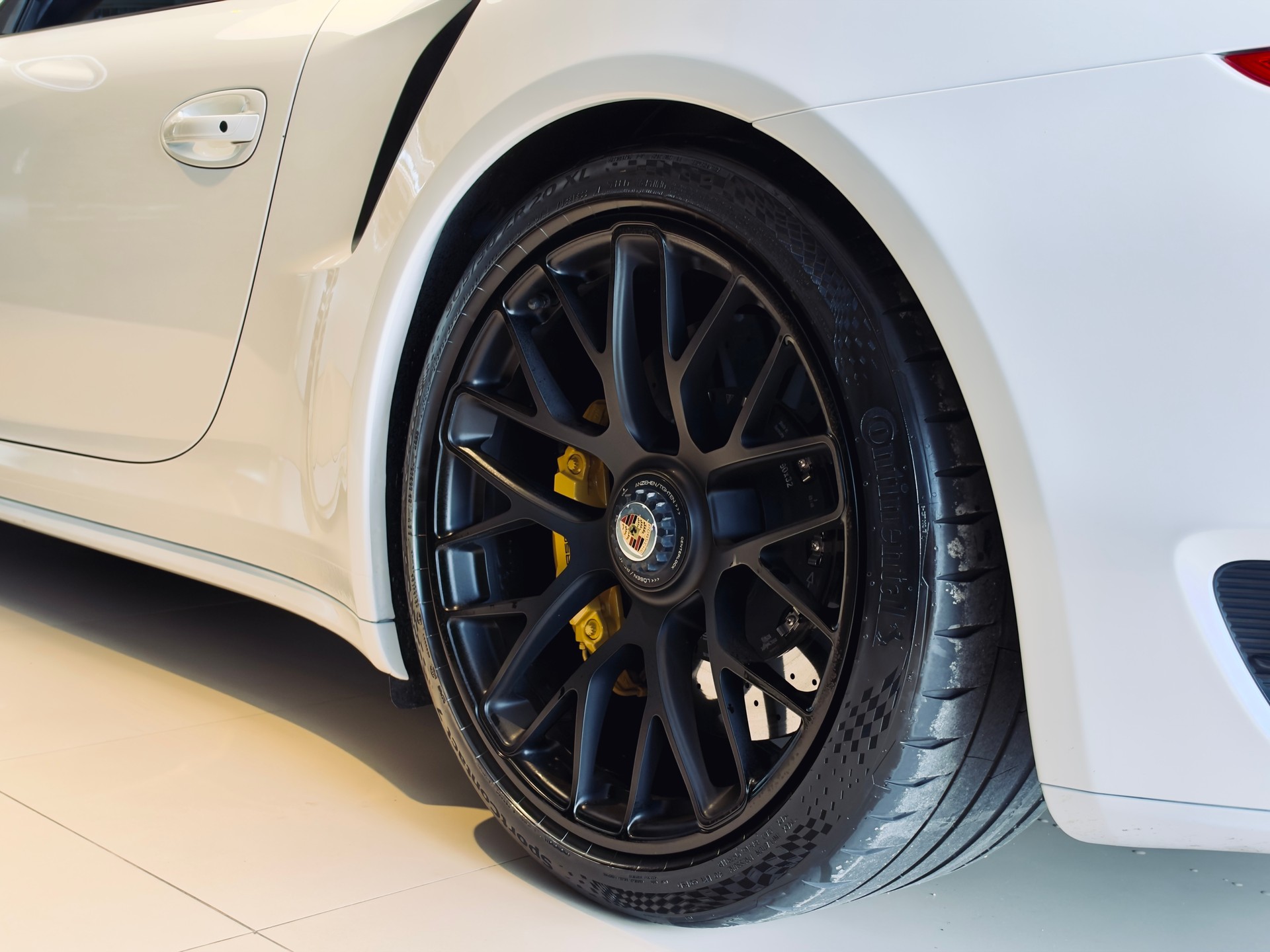 PORSCHE 911 Turbo S Cabrio PDK-image-15