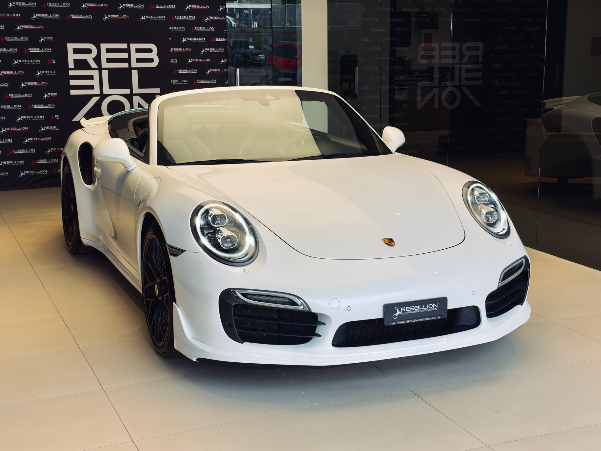 PORSCHE 911 Turbo S Cabrio PDK-image-2