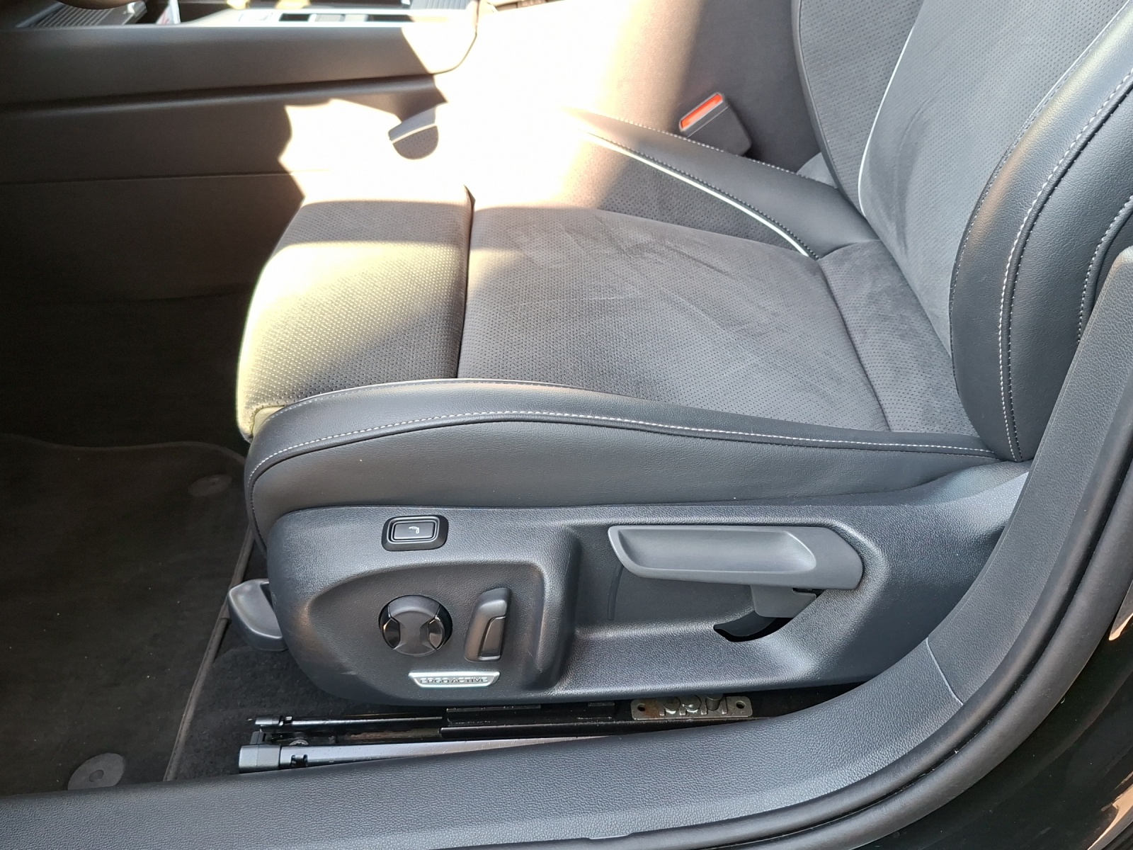 VW Passat Variant 2.0 TDI evo Business 4 Motion DSG-image-14