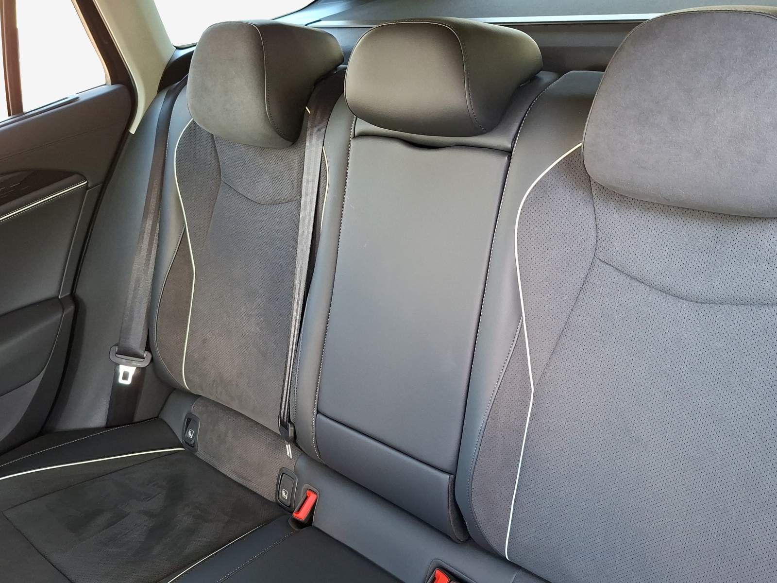 VW Passat Variant 2.0 TDI evo Business 4 Motion DSG-image-11