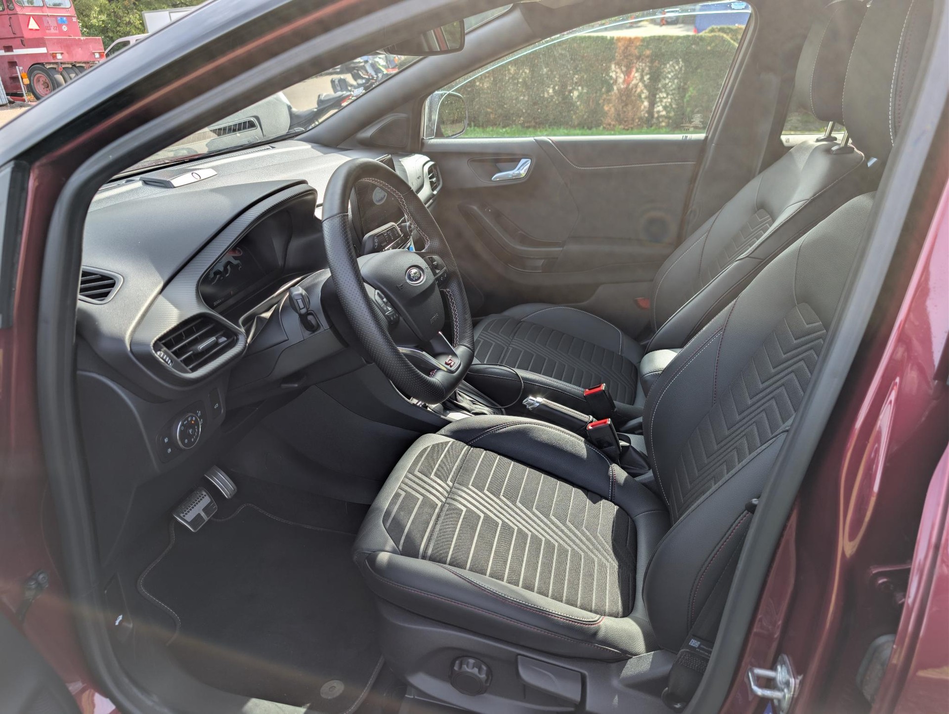 FORD 1.0 EcoB Hybrid 155 Vivid Ruby Edition-image-6