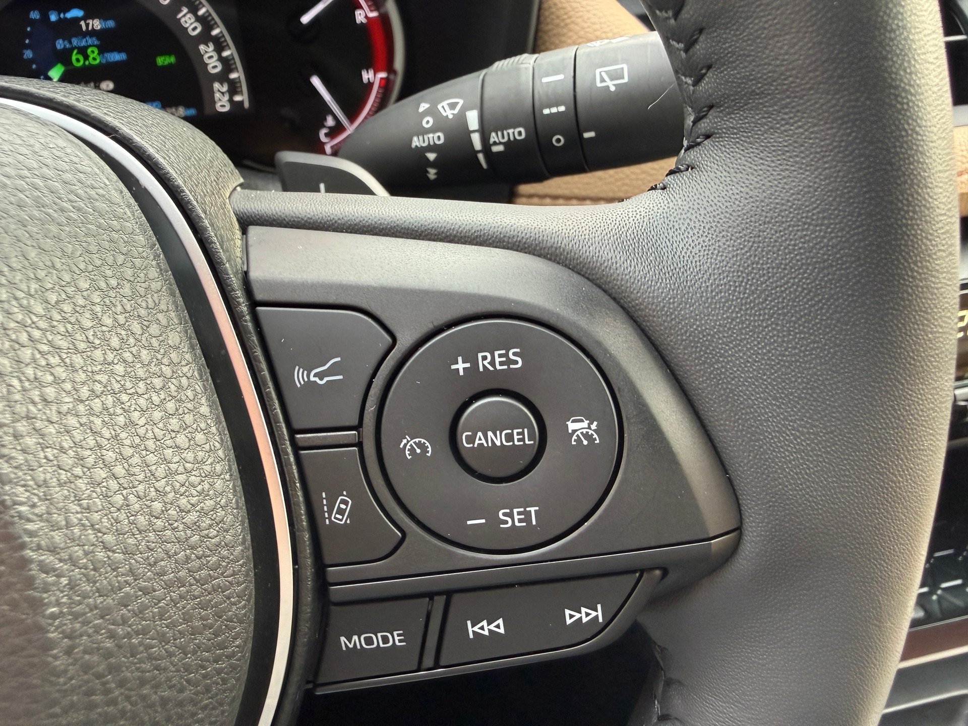 TOYOTA RAV-4 2.0 PREMIUM 4x4 mit mega Ausstattung Automat Multidrive S 4WD-image-11