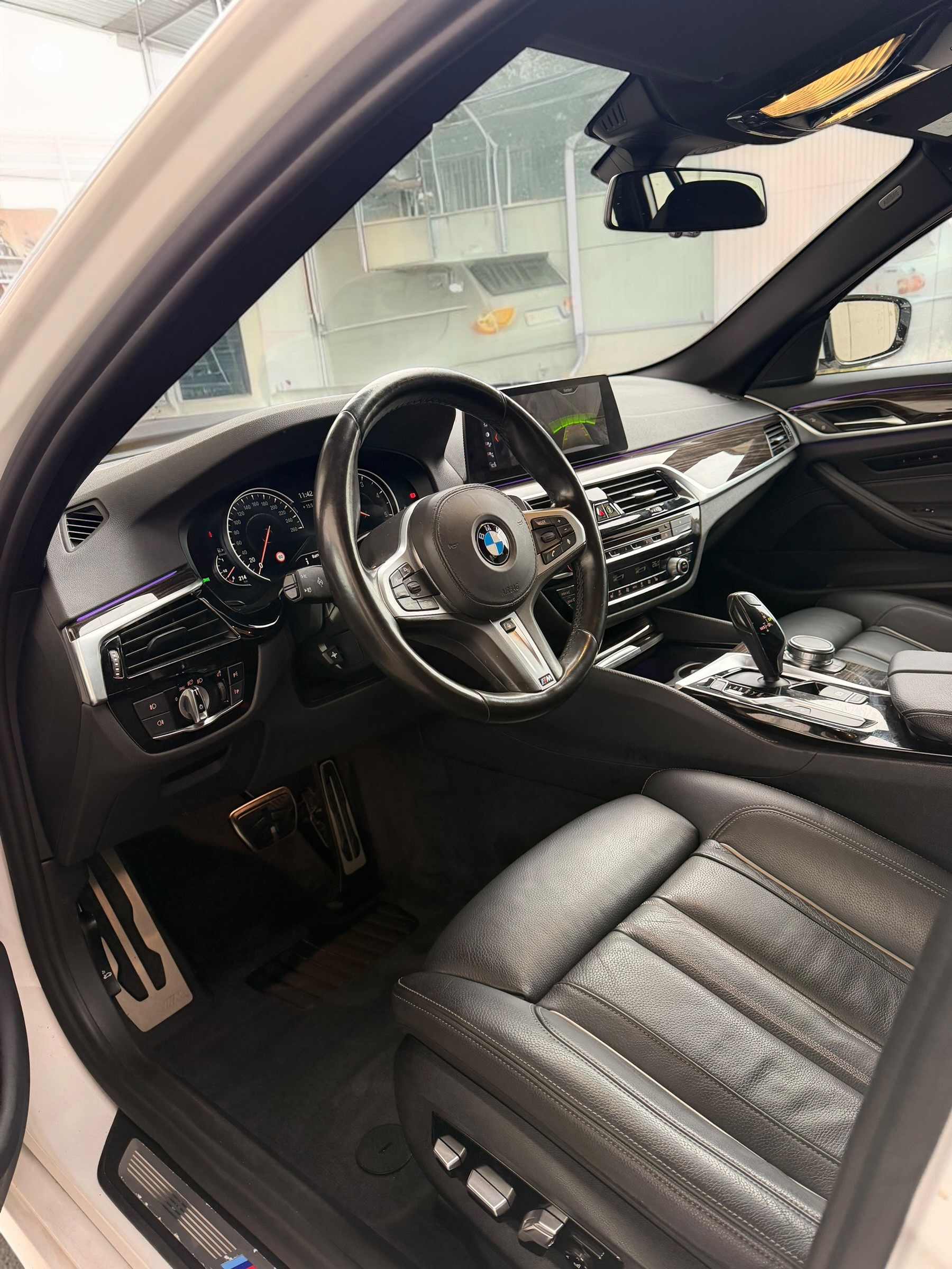 BMW 520d xDrive Touring M-Sport Steptronic-image-10