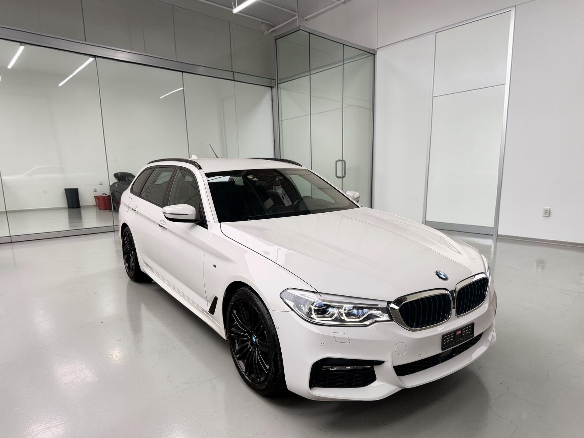BMW 520d xDrive Touring M-Sport Steptronic-image-1