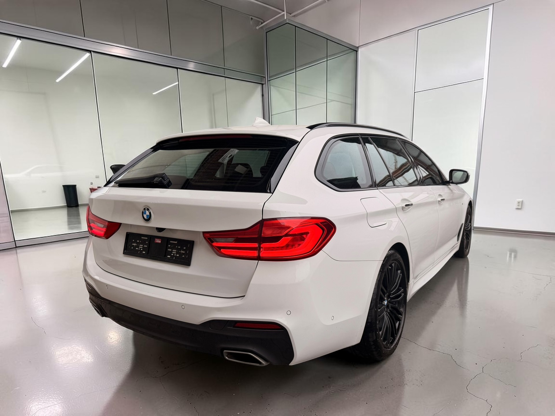 BMW 520d xDrive Touring M-Sport Steptronic-image-7
